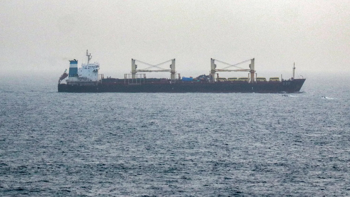 Navire commercial en mer
